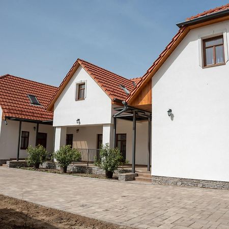 Paca-Hegyi Szallashely Erdohorvati Exterior photo
